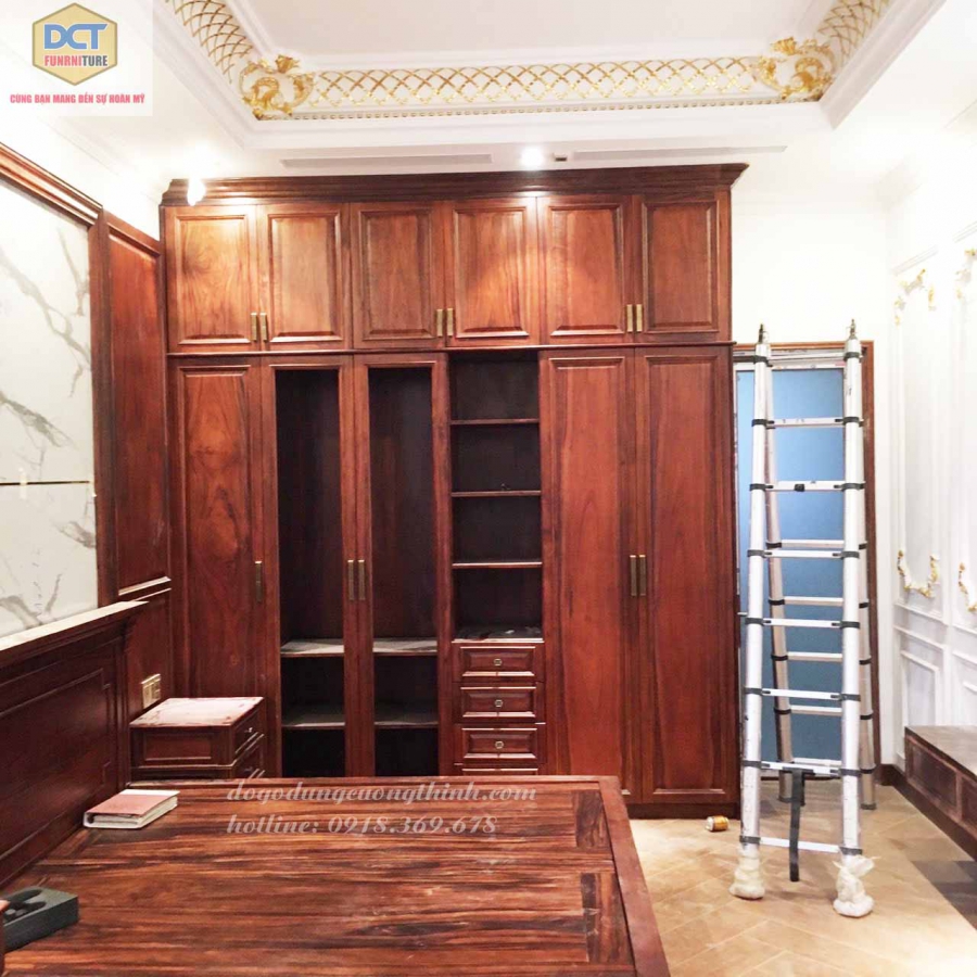 Mẫu tủ áo gỗ óc chó thiết kế kích trần cao cấp TA42